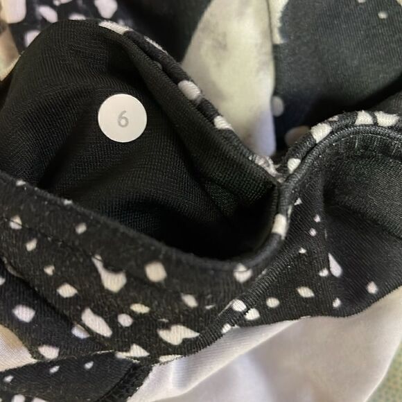 Lululemon Size 6 Black White Yoga Pants. - Picture 4 of 7